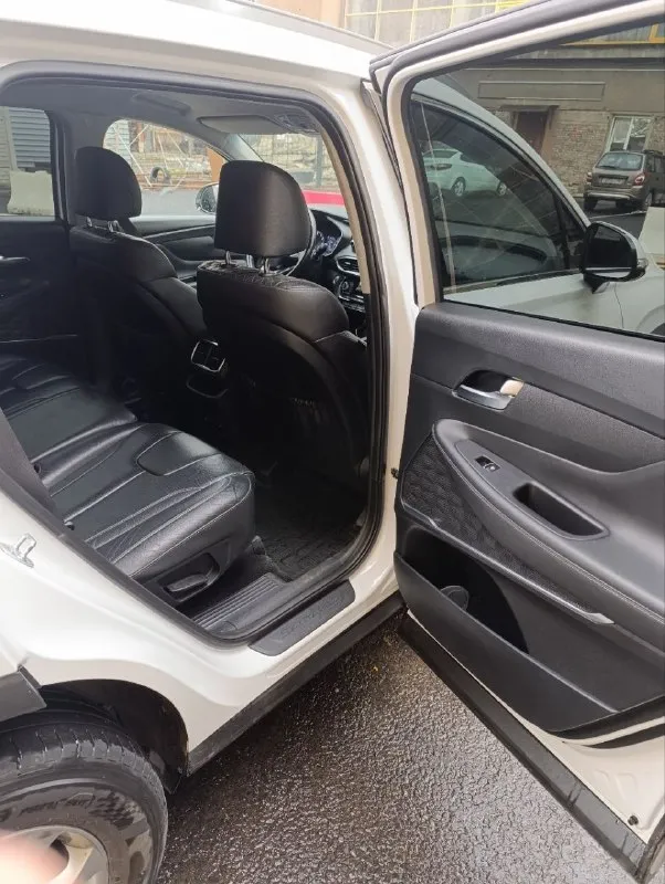 Продам автомобиль hyundai santa fe 2019 года. машина ухоженная, не пригон, официальная. два ключа, сервисная книга. не бита, не крашена. комплектация: "family" кожаный салон, обогрев передних сидений, руля и боковых зеркал, 2-х зонный климат контроль, круиз контроль, мультимедиа (android auto, apple carplay), камера заднего вида, электро ручник, парктроники (перед, зад), датчики давления в колесах, света и дождя, бесключевой доступ, start/stop, помощь при спуске. установлена хорошая сигнализация pandora 2.4, автомат и полный привод.132.000км родного пробега. готов на любые проверки цена: 2.850.000₽ торг у авто +7-949-978-61-00 📞 звоните: +7(949)9786100 - фотография - 7