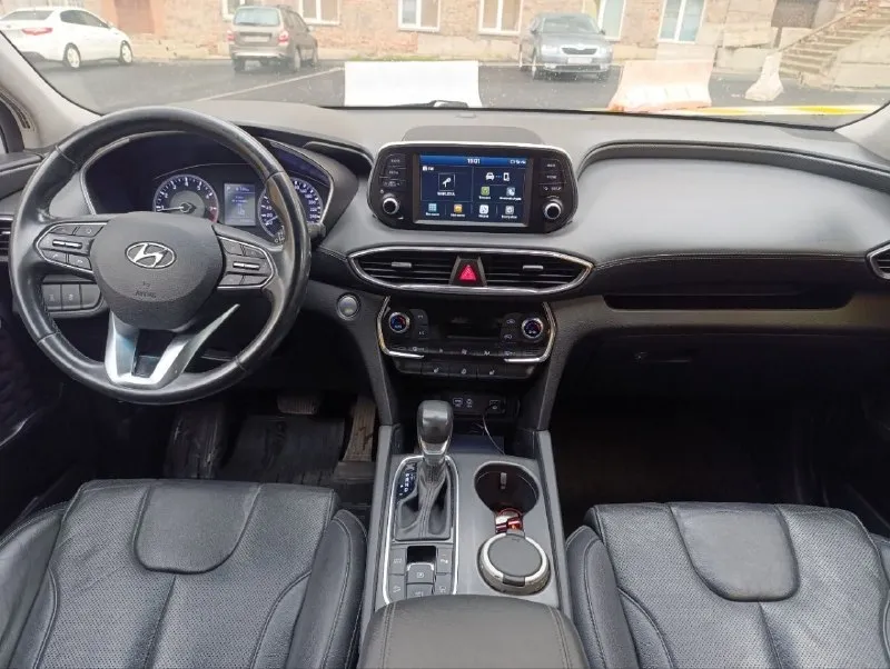 Продам автомобиль hyundai santa fe 2019 года. машина ухоженная, не пригон, официальная. два ключа, сервисная книга. не бита, не крашена. комплектация: "family" кожаный салон, обогрев передних сидений, руля и боковых зеркал, 2-х зонный климат контроль, круиз контроль, мультимедиа (android auto, apple carplay), камера заднего вида, электро ручник, парктроники (перед, зад), датчики давления в колесах, света и дождя, бесключевой доступ, start/stop, помощь при спуске. установлена хорошая сигнализация pandora 2.4, автомат и полный привод.132.000км родного пробега. готов на любые проверки цена: 2.850.000₽ торг у авто +7-949-978-61-00 📞 звоните: +7(949)9786100 - фотография - 8