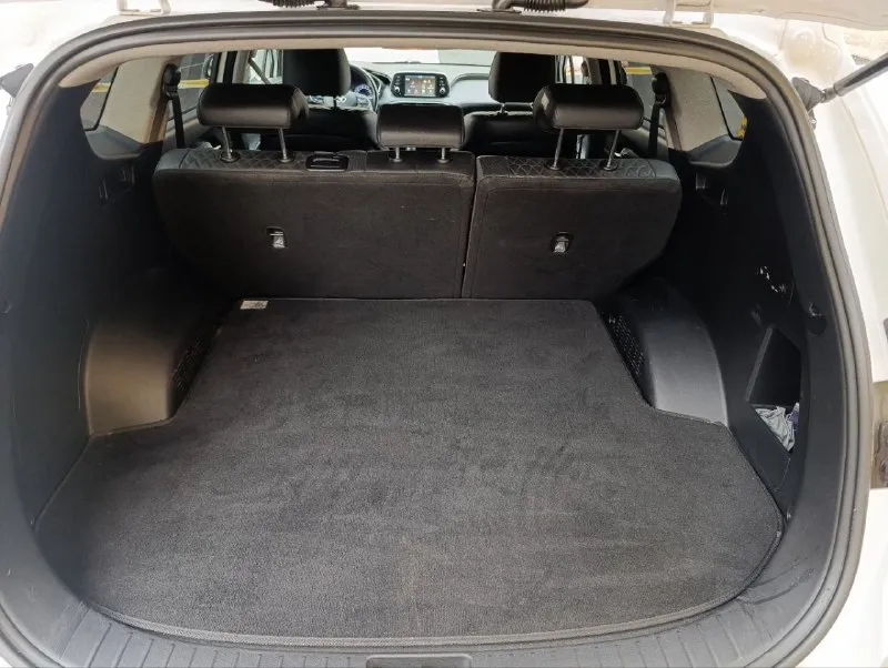 Продам автомобиль hyundai santa fe 2019 года. машина ухоженная, не пригон, официальная. два ключа, сервисная книга. не бита, не крашена. комплектация: "family" кожаный салон, обогрев передних сидений, руля и боковых зеркал, 2-х зонный климат контроль, круиз контроль, мультимедиа (android auto, apple carplay), камера заднего вида, электро ручник, парктроники (перед, зад), датчики давления в колесах, света и дождя, бесключевой доступ, start/stop, помощь при спуске. установлена хорошая сигнализация pandora 2.4, автомат и полный привод.132.000км родного пробега. готов на любые проверки цена: 2.850.000₽ торг у авто +7-949-978-61-00 📞 звоните: +7(949)9786100 - фотография - 9