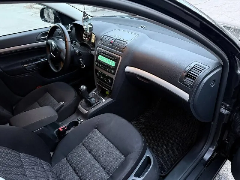 Цена: 720.000₽ 🔥🔥🔥срочно 2011г. skoda octavia a5 рестайлинг 1 владелец/птс оригинал пробег 138,000км не гнилая / не ржавая! по кузову два окраса 1,8т тянет отлично коробка механика 6ступка авто каждый день на ходу, машина местная не пригон, полный эл. пакет, с переоформление и диагностической картой помогу. город: донецк +79493171530 или в тг 📞 звоните: +7(949)3171530 - фотография - 8