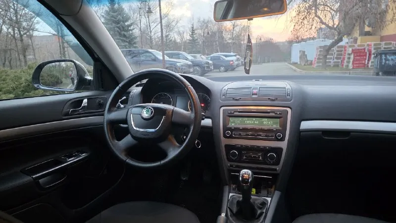 Цена: 720.000₽ 🔥🔥🔥срочно 2011г. skoda octavia a5 рестайлинг 1 владелец/птс оригинал пробег 138,000км не гнилая / не ржавая! по кузову два окраса 1,8т тянет отлично коробка механика 6ступка авто каждый день на ходу, машина местная не пригон, полный эл. пакет, с переоформление и диагностической картой помогу. город: донецк +79493171530 или в тг 📞 звоните: +7(949)3171530 - фотография - 9