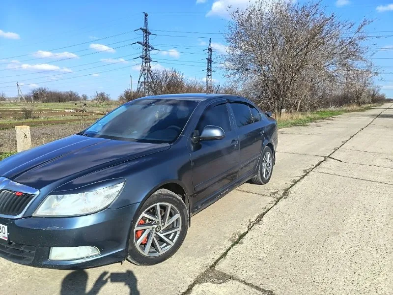 Продам шкода а5 1.8tsi 2011г. 260т. пробега. по комплектации датчик дождя и света, круиз, подогрев сидений, кондиционер рабочий, двухдиновая магнитола с камерой заднего вида, новая летняя резина, полностью новая ходовая перед и зад, новые блины но есть небольшие недочеты по кузову расскажу по телефону 720т. ₽ торг +79493558647 - фотография - 2