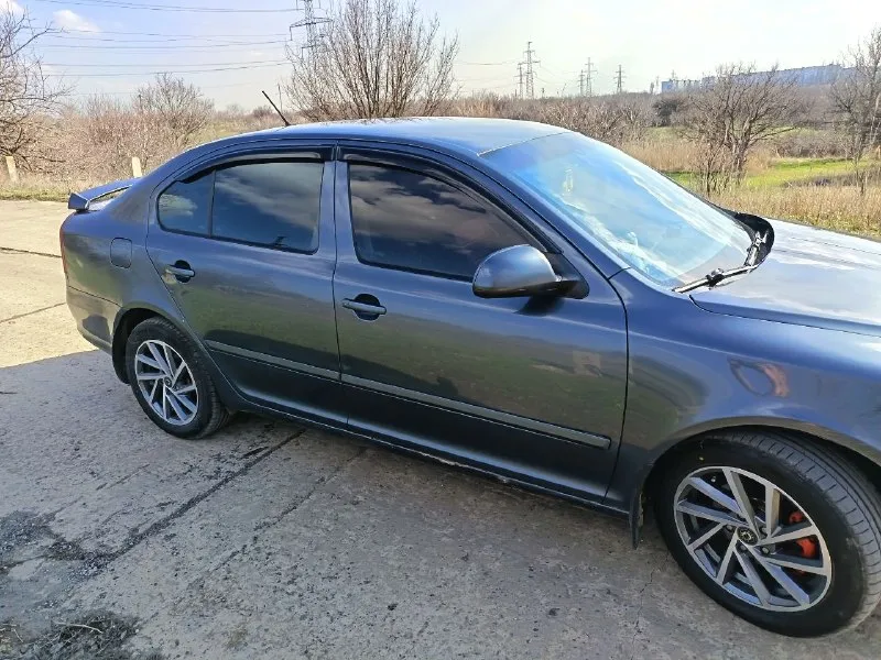 Продам шкода а5 1.8tsi 2011г. 260т. пробега. по комплектации датчик дождя и света, круиз, подогрев сидений, кондиционер рабочий, двухдиновая магнитола с камерой заднего вида, новая летняя резина, полностью новая ходовая перед и зад, новые блины но есть небольшие недочеты по кузову расскажу по телефону 720т. ₽ торг +79493558647 - фотография - 3