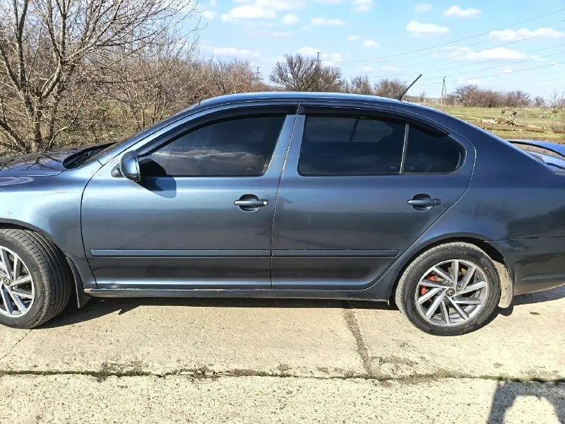 Продам шкода а5 1.8tsi 2011г. 260т. пробега. по комплектации датчик дождя и света, круиз, подогрев сидений, кондиционер рабочий, двухдиновая магнитола с камерой заднего вида, новая летняя резина, полностью новая ходовая перед и зад, новые блины но есть небольшие недочеты по кузову расскажу по телефону 720т. ₽ торг +79493558647 - фотография - 6