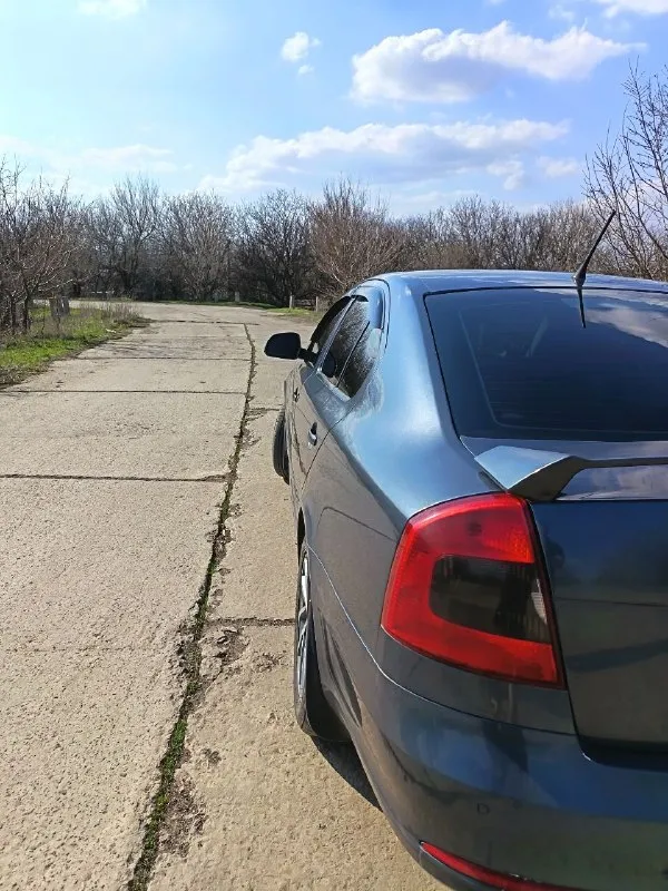 Продам шкода а5 1.8tsi 2011г. 260т. пробега. по комплектации датчик дождя и света, круиз, подогрев сидений, кондиционер рабочий, двухдиновая магнитола с камерой заднего вида, новая летняя резина, полностью новая ходовая перед и зад, новые блины но есть небольшие недочеты по кузову расскажу по телефону 720т. ₽ торг +79493558647 - фотография - 7