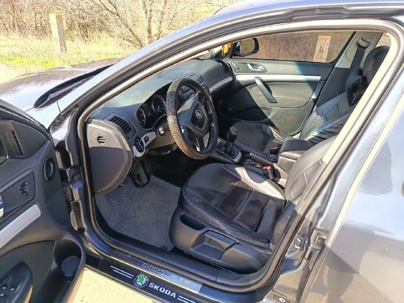 Продам шкода а5 1.8tsi 2011г. 260т. пробега. по комплектации датчик дождя и света, круиз, подогрев сидений, кондиционер рабочий, двухдиновая магнитола с камерой заднего вида, новая летняя резина, полностью новая ходовая перед и зад, новые блины но есть небольшие недочеты по кузову расскажу по телефону 720т. ₽ торг +79493558647 - фотография - 9