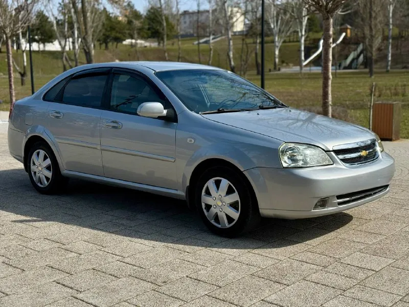 🚙марка: chevrolet lacetti ⚙️двигатель:1.6 ⛽️вид топлива:бензин 📅год выпуска:2008 💴цена:575.000.руб(торг-обмен) 🗺️пробег:220.000 км 📦:кпп :механика в продаже chevrolet lacetti в отличном состоянии для своих лет автомобиль как на фото без жучков без рыжика без гнили кузов достойном состоянии мотор без нареканий без масла жора масло в моторе поменяны коробка тоже без нареканий не хрустит не выбивает ходовая часть в отличном состоянии недавно прошла большое то все стекла родные два комплекта резины зима лето все остальные доп вопросы 📞 звоните: на этом номер есть +7 (949) 500-05-34 есть telegram 📍•город мариуполь - фотография - 2