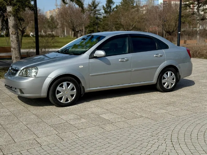 🚙марка: chevrolet lacetti ⚙️двигатель:1.6 ⛽️вид топлива:бензин 📅год выпуска:2008 💴цена:575.000.руб(торг-обмен) 🗺️пробег:220.000 км 📦:кпп :механика в продаже chevrolet lacetti в отличном состоянии для своих лет автомобиль как на фото без жучков без рыжика без гнили кузов достойном состоянии мотор без нареканий без масла жора масло в моторе поменяны коробка тоже без нареканий не хрустит не выбивает ходовая часть в отличном состоянии недавно прошла большое то все стекла родные два комплекта резины зима лето все остальные доп вопросы 📞 звоните: на этом номер есть +7 (949) 500-05-34 есть telegram 📍•город мариуполь - фотография - 3