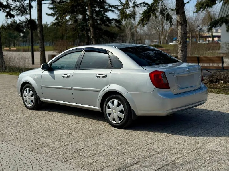 🚙марка: chevrolet lacetti ⚙️двигатель:1.6 ⛽️вид топлива:бензин 📅год выпуска:2008 💴цена:575.000.руб(торг-обмен) 🗺️пробег:220.000 км 📦:кпп :механика в продаже chevrolet lacetti в отличном состоянии для своих лет автомобиль как на фото без жучков без рыжика без гнили кузов достойном состоянии мотор без нареканий без масла жора масло в моторе поменяны коробка тоже без нареканий не хрустит не выбивает ходовая часть в отличном состоянии недавно прошла большое то все стекла родные два комплекта резины зима лето все остальные доп вопросы 📞 звоните: на этом номер есть +7 (949) 500-05-34 есть telegram 📍•город мариуполь - фотография - 5