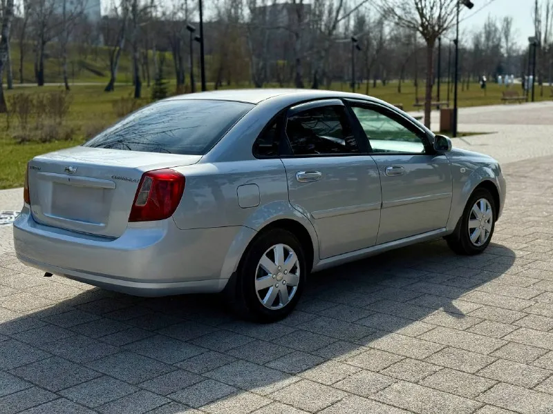 🚙марка: chevrolet lacetti ⚙️двигатель:1.6 ⛽️вид топлива:бензин 📅год выпуска:2008 💴цена:575.000.руб(торг-обмен) 🗺️пробег:220.000 км 📦:кпп :механика в продаже chevrolet lacetti в отличном состоянии для своих лет автомобиль как на фото без жучков без рыжика без гнили кузов достойном состоянии мотор без нареканий без масла жора масло в моторе поменяны коробка тоже без нареканий не хрустит не выбивает ходовая часть в отличном состоянии недавно прошла большое то все стекла родные два комплекта резины зима лето все остальные доп вопросы 📞 звоните: на этом номер есть +7 (949) 500-05-34 есть telegram 📍•город мариуполь - фотография - 6