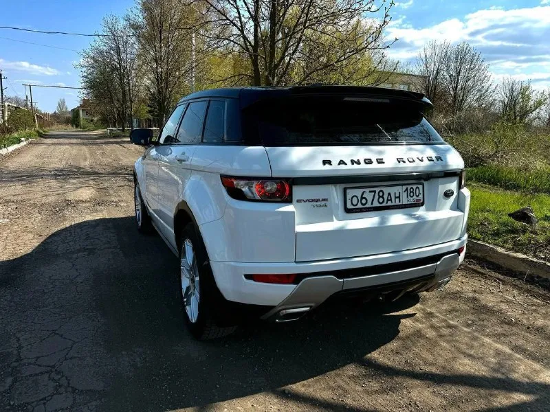 Продам range rover evoque. автомобиль в идеальном состоянии 2012-го года выпуска. весь в заводском окрасе! пробег 158 000 км, 2.2 турбодизель, 190 лошадиных сил. 6-ти ступенчатый автомат (aisin), полный привод. автомобиль практически в максимальной комплектации, не хватает панорамы. -вебасто -память, подогрев и вентиляция передних сидений -подогрев руля и лобового стекла -система terrain response, которая позволяет выбрать один из четырёх режимов полного привода: -дорожный -гравий или снег -грязь или корни -песок. камера заднего вида, парктроники перед и зад бесключевой доступ. оригинальные титановые диски 19 диаметра. с машиной отдам два комплекта колес (зима и лето), два ключа и сервисная книжка! я хозяин, переоформление без проблем! автомобиль находится в старобешево. цена 2 650 000 рублей. за более подробной информацией обращаться по телефону: +7 (949) 343-31-09 +7 (949) 524-94-12. 📲 tg: артëм 📞 звоните: +7(949)3433109 - фотография - 4
