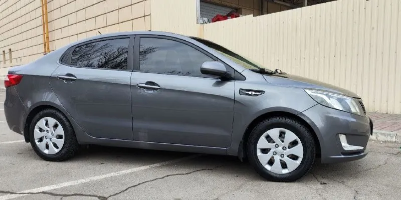 Автомобиль kia rio 2012 года, куплен в салоне, 1 владелец, гаражное хранение, состояние хорошее. Катаюсь редко, поэтому пробег не большой 82400 км. Коробка механика, объём двигателя 1.4 мт, в дтп не был, не бит, не крашен.
Донецк, ворошиловский район, +79493873463
Быстрым покупателям торг. 875 000₽. - фотография - 2