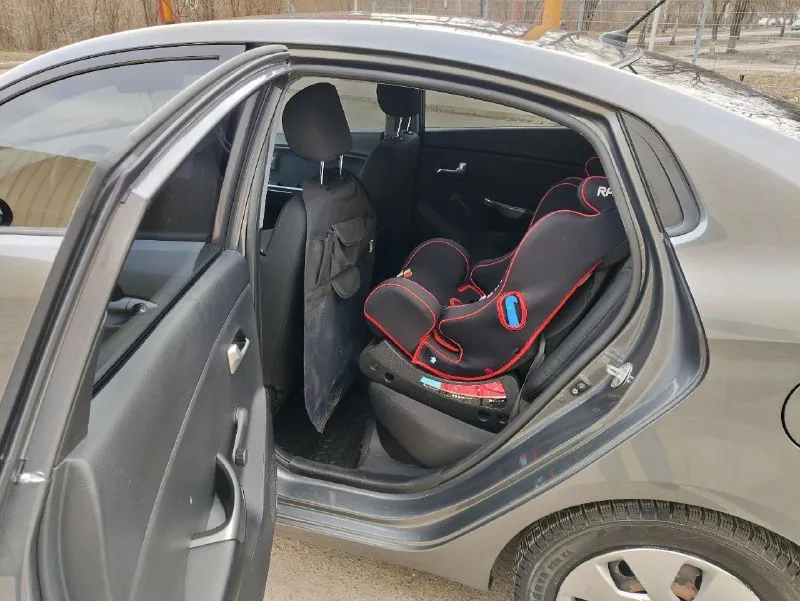 Автомобиль kia rio 2012 года, куплен в салоне, 1 владелец, гаражное хранение, состояние хорошее. Катаюсь редко, поэтому пробег не большой 82400 км. Коробка механика, объём двигателя 1.4 мт, в дтп не был, не бит, не крашен.
Донецк, ворошиловский район, +79493873463
Быстрым покупателям торг. 875 000₽. - фотография - 5