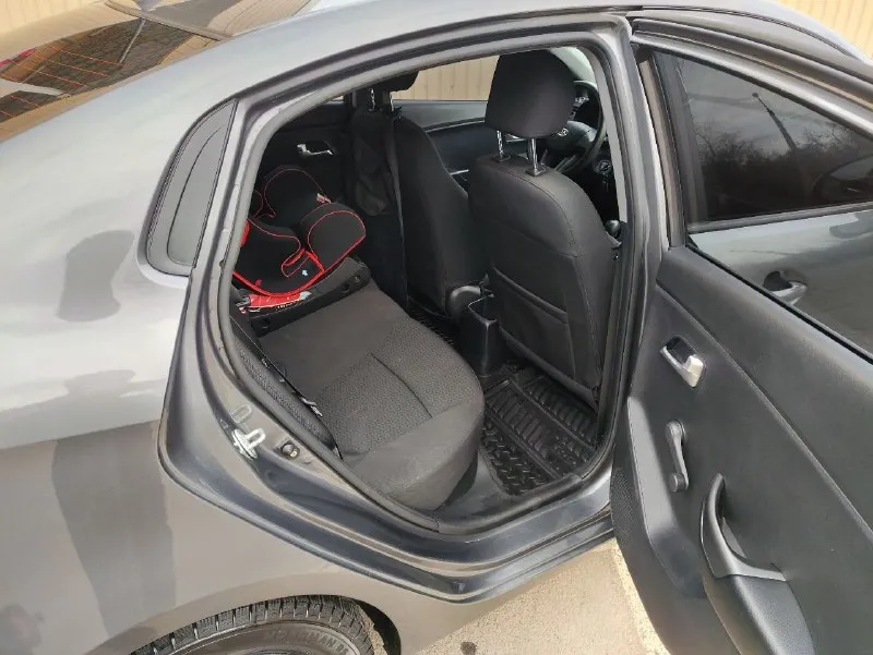 Автомобиль kia rio 2012 года, куплен в салоне, 1 владелец, гаражное хранение, состояние хорошее. Катаюсь редко, поэтому пробег не большой 82400 км. Коробка механика, объём двигателя 1.4 мт, в дтп не был, не бит, не крашен.
Донецк, ворошиловский район, +79493873463
Быстрым покупателям торг. 875 000₽. - фотография - 6