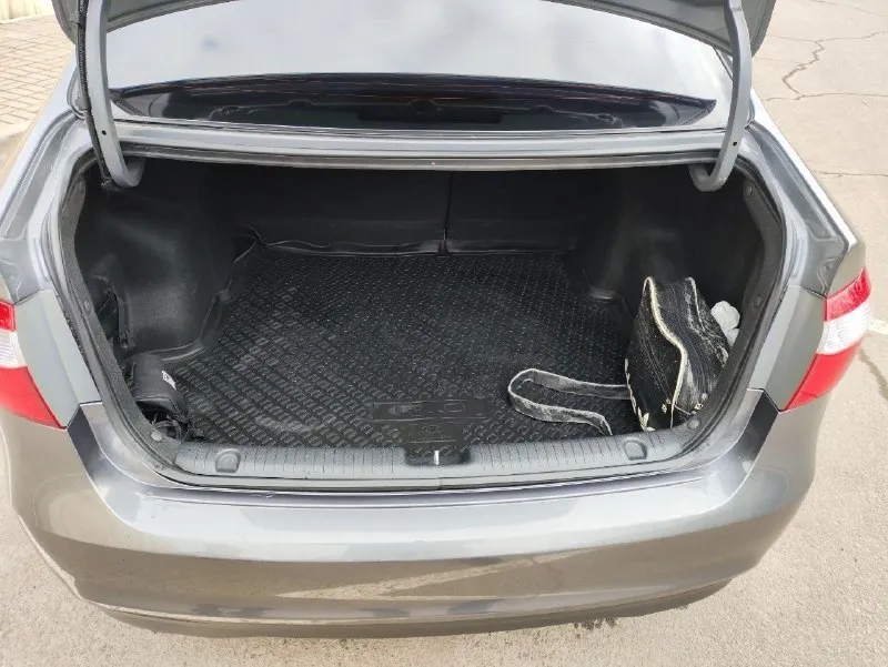 Автомобиль kia rio 2012 года, куплен в салоне, 1 владелец, гаражное хранение, состояние хорошее. Катаюсь редко, поэтому пробег не большой 82400 км. Коробка механика, объём двигателя 1.4 мт, в дтп не был, не бит, не крашен.
Донецк, ворошиловский район, +79493873463
Быстрым покупателям торг. 875 000₽. - фотография - 7