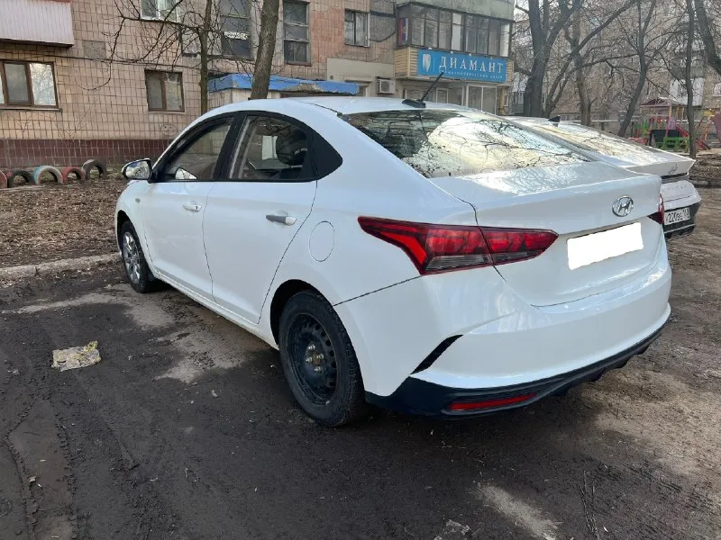 Hyundai solaris конец 2020 г 2 рестайлинг продаётся живая рабочая машина, по технической части, 5 из 5 -и, безопасность на месте! нет подтеков, запотеваний, масложора пробег 158 тыс. км (автотекой и состоянием рабочих узлов подтверждено) 1,4 автомат 2 ключа стекла завод менялось переднее левое крыло, остальное все родное в заводском окрасе. по технике полный идеал! коробка 6 ступеней листает мягко, двигатель вообще не слышно как работает! подвеска в идеале доки в порядке, без запретов и залогов. ошибок нет 16.03 поменял масла фильтра и сделал эндоскоп-никаких задиров, все в идеале! +79493688783 кирилл цена 960 тыс на учете на мне 📞 🇷🇺 звоните: +79493688783 - фотография - 5