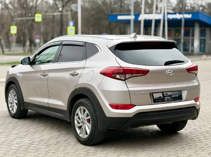 Hyundai tucson официал!! 2017г в эксфолиации, 2,0 бензин автомат автомобиль в очень хорошем состоянии! в максимальной комплектации! есть все для комфортного вождения!! салон кожа, подогрев сидений передних и задних, камера заднего вида, большой монитор, парктроники перед зад, климат-контроль, круиз - контроль, старт/стоп, без ключевой доступ, мульти руль, авто свет, датчик дождя, и многое другое…. автомобиль действительно очень хороший и ухоженный!!! два комплекта резины! с документами полный порядок!!!! переоформление в мрэо!! диагностическая карта есть! техосмотр не нужен!!! цена 1.899₽ все вопросы по тел +79495722131 📞 звоните: +7(949)5722131 - фотография - 4