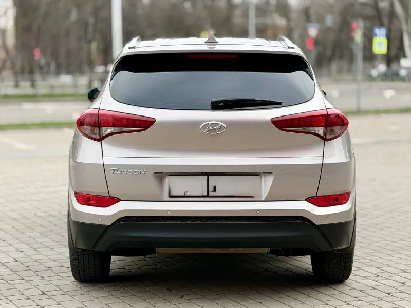 Hyundai tucson официал!! 2017г в эксфолиации, 2,0 бензин автомат автомобиль в очень хорошем состоянии! в максимальной комплектации! есть все для комфортного вождения!! салон кожа, подогрев сидений передних и задних, камера заднего вида, большой монитор, парктроники перед зад, климат-контроль, круиз - контроль, старт/стоп, без ключевой доступ, мульти руль, авто свет, датчик дождя, и многое другое…. автомобиль действительно очень хороший и ухоженный!!! два комплекта резины! с документами полный порядок!!!! переоформление в мрэо!! диагностическая карта есть! техосмотр не нужен!!! цена 1.899₽ все вопросы по тел +79495722131 📞 звоните: +7(949)5722131 - фотография - 5