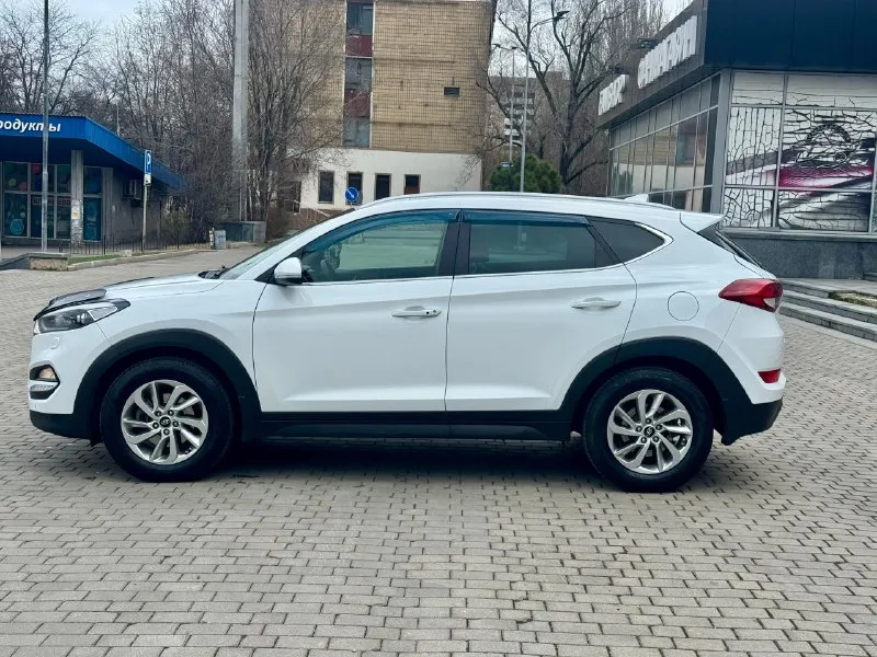 Hyundai tucson официал 2017 год выпуска двигатель 2.0 бензин коробка автомат 4wd (полный привод ) автомобиль в хорошем состоянии кузов без дтп, весь в заводском окрасе !!! двигатель, коробка, ходовая на 5 машина не требует не каких вложений, готов на любые проверки с вашей стороны ! максимальная комплектация, бесключевой доступ (start-stop) кожаный салон, роздельный климат-контроль, круиз-контроль, датчики света, и дождя, подогревы всех сидений, подогрев руля, зеркал, и стекл, большой монитор с камерой заднего вида, и многое другое… с документами полный порядок, могу присутствовать в мрэо для подного переоформления на вас. ! г. донецк цена 1.870 тыс. ₽ звоните остальное по тел. +79495210905 📞 🇷🇺 звоните: +79495210905 - фотография - 2