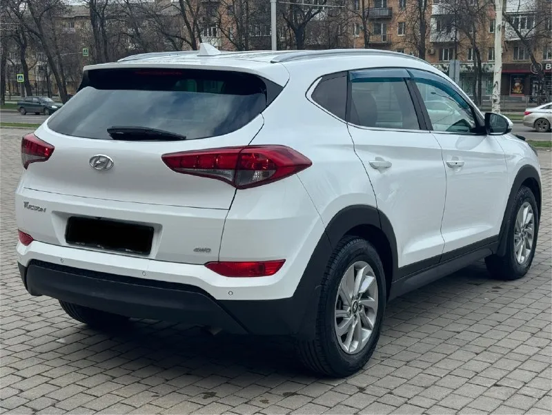 Hyundai tucson официал 2017 год выпуска двигатель 2.0 бензин коробка автомат 4wd (полный привод ) автомобиль в хорошем состоянии кузов без дтп, весь в заводском окрасе !!! двигатель, коробка, ходовая на 5 машина не требует не каких вложений, готов на любые проверки с вашей стороны ! максимальная комплектация, бесключевой доступ (start-stop) кожаный салон, роздельный климат-контроль, круиз-контроль, датчики света, и дождя, подогревы всех сидений, подогрев руля, зеркал, и стекл, большой монитор с камерой заднего вида, и многое другое… с документами полный порядок, могу присутствовать в мрэо для подного переоформления на вас. ! г. донецк цена 1.870 тыс. ₽ звоните остальное по тел. +79495210905 📞 🇷🇺 звоните: +79495210905 - фотография - 4