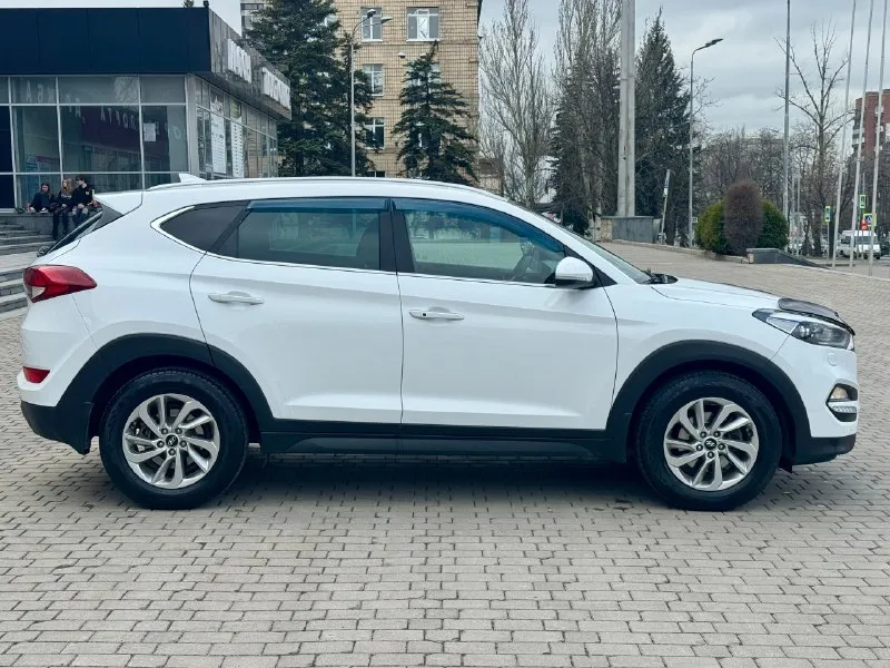 Hyundai tucson официал 2017 год выпуска двигатель 2.0 бензин коробка автомат 4wd (полный привод ) автомобиль в хорошем состоянии кузов без дтп, весь в заводском окрасе !!! двигатель, коробка, ходовая на 5 машина не требует не каких вложений, готов на любые проверки с вашей стороны ! максимальная комплектация, бесключевой доступ (start-stop) кожаный салон, роздельный климат-контроль, круиз-контроль, датчики света, и дождя, подогревы всех сидений, подогрев руля, зеркал, и стекл, большой монитор с камерой заднего вида, и многое другое… с документами полный порядок, могу присутствовать в мрэо для подного переоформления на вас. ! г. донецк цена 1.870 тыс. ₽ звоните остальное по тел. +79495210905 📞 🇷🇺 звоните: +79495210905 - фотография - 5