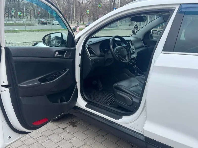 Hyundai tucson официал 2017 год выпуска двигатель 2.0 бензин коробка автомат 4wd (полный привод ) автомобиль в хорошем состоянии кузов без дтп, весь в заводском окрасе !!! двигатель, коробка, ходовая на 5 машина не требует не каких вложений, готов на любые проверки с вашей стороны ! максимальная комплектация, бесключевой доступ (start-stop) кожаный салон, роздельный климат-контроль, круиз-контроль, датчики света, и дождя, подогревы всех сидений, подогрев руля, зеркал, и стекл, большой монитор с камерой заднего вида, и многое другое… с документами полный порядок, могу присутствовать в мрэо для подного переоформления на вас. ! г. донецк цена 1.870 тыс. ₽ звоните остальное по тел. +79495210905 📞 🇷🇺 звоните: +79495210905 - фотография - 8