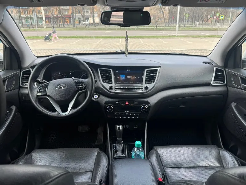 Hyundai tucson официал 2017 год выпуска двигатель 2.0 бензин коробка автомат 4wd (полный привод ) автомобиль в хорошем состоянии кузов без дтп, весь в заводском окрасе !!! двигатель, коробка, ходовая на 5 машина не требует не каких вложений, готов на любые проверки с вашей стороны ! максимальная комплектация, бесключевой доступ (start-stop) кожаный салон, роздельный климат-контроль, круиз-контроль, датчики света, и дождя, подогревы всех сидений, подогрев руля, зеркал, и стекл, большой монитор с камерой заднего вида, и многое другое… с документами полный порядок, могу присутствовать в мрэо для подного переоформления на вас. ! г. донецк цена 1.870 тыс. ₽ звоните остальное по тел. +79495210905 📞 🇷🇺 звоните: +79495210905 - фотография - 9