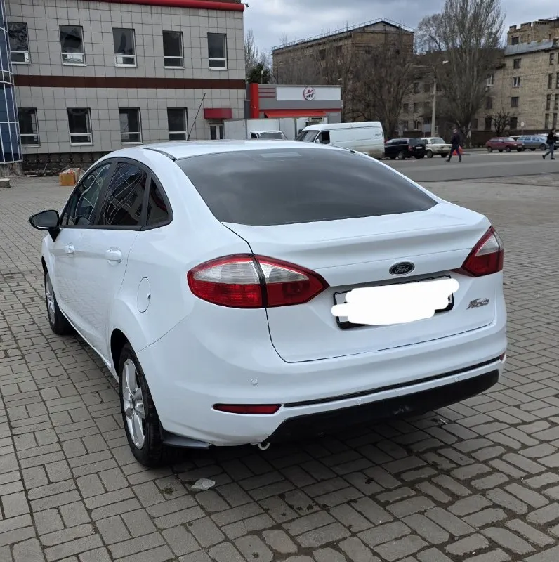 Продам ford fiesta 2016г. тех осмотр пройден, диагностическая карта на руках. пробег 110000км двигатель 1.6 работает идеально акпп переключает мягко, без толчков и пинков кузов в родной краске стекла заводские включая лобовое ходовка не стучит, отрабатывает отлично кондиционер холодит, печка греет задние парктроники, сигнализация с автозапуском в машине работает всё, без вложений, сел и поехал переоформление в мрэо без проблем осмотр донецк цена 865000₽ +79493910310 - фотография - 4