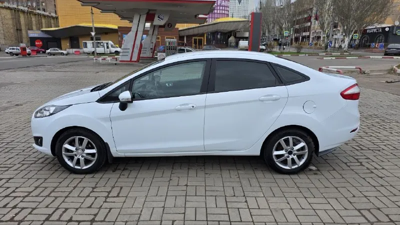 Продам ford fiesta 2016г. тех осмотр пройден, диагностическая карта на руках. пробег 110000км двигатель 1.6 работает идеально акпп переключает мягко, без толчков и пинков кузов в родной краске стекла заводские включая лобовое ходовка не стучит, отрабатывает отлично кондиционер холодит, печка греет задние парктроники, сигнализация с автозапуском в машине работает всё, без вложений, сел и поехал переоформление в мрэо без проблем осмотр донецк цена 865000₽ +79493910310 - фотография - 7
