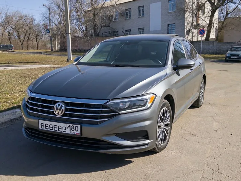 Volkswagen jetta 📆 год выпуска 2018 ⚙ : 1.4 л бензин смешанный расход 7 литров! 🕹 тип кпп: автомат 8 ступеней. автомобиль в г. донецке. цена 1 730 000 руб. торг пробег 134 000 км, полностью обслужен и не требует вложений! богатая комплектация: - бесключевой доступ - система старт-стоп - кожаный салон - кожаный руль - круиз контроль - панорамная крыша - система мониторинга «слепых зон» - климат контроль - подогрев сидений и зеркал - светодиодная оптика(ближний и дальний) - cветодиодные задние фонари - датчик света - мультируль - автоматически глушит и заводит машину в пробках и на светофорах - система предотвращения столкновения с функцией автоматического торможения - подушка безопасности водительская - подушка безопасности переднего пассажира - подушка безопасности пассажира с функцией деактивации - подушка безопасности боковая - подушки безопасности-шторки - крепления детского сиденья - антиблокировочная система (abs) - вспомогате 📞 звоните: +7(949)4283181 - фотография - 2