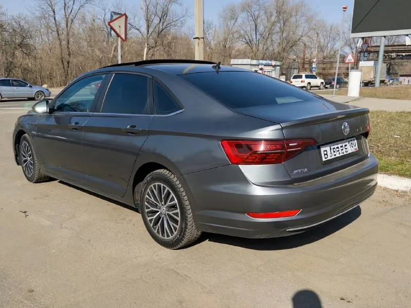 Volkswagen jetta 📆 год выпуска 2018 ⚙ : 1.4 л бензин смешанный расход 7 литров! 🕹 тип кпп: автомат 8 ступеней. автомобиль в г. донецке. цена 1 730 000 руб. торг пробег 134 000 км, полностью обслужен и не требует вложений! богатая комплектация: - бесключевой доступ - система старт-стоп - кожаный салон - кожаный руль - круиз контроль - панорамная крыша - система мониторинга «слепых зон» - климат контроль - подогрев сидений и зеркал - светодиодная оптика(ближний и дальний) - cветодиодные задние фонари - датчик света - мультируль - автоматически глушит и заводит машину в пробках и на светофорах - система предотвращения столкновения с функцией автоматического торможения - подушка безопасности водительская - подушка безопасности переднего пассажира - подушка безопасности пассажира с функцией деактивации - подушка безопасности боковая - подушки безопасности-шторки - крепления детского сиденья - антиблокировочная система (abs) - вспомогате 📞 звоните: +7(949)4283181 - фотография - 3