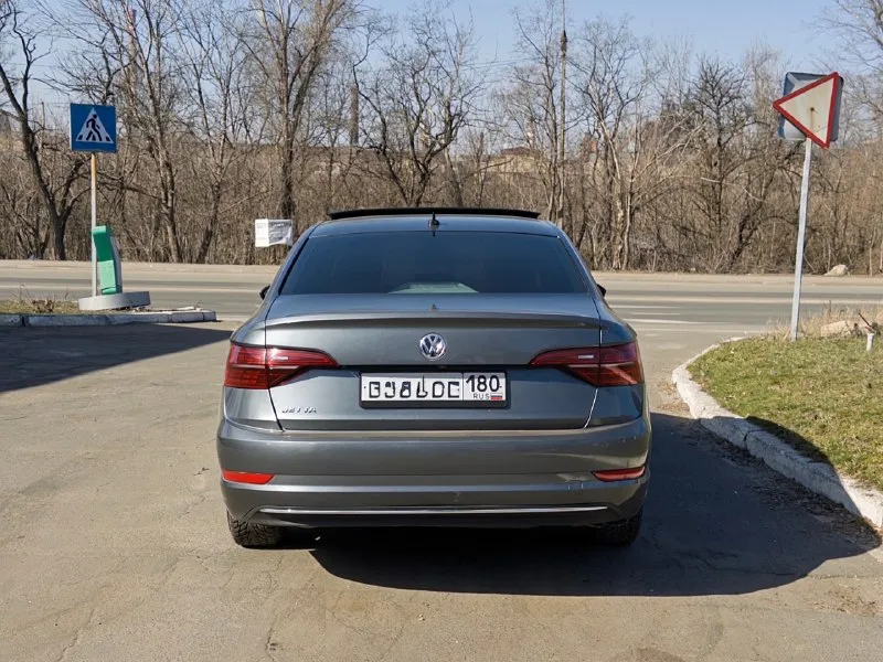 Volkswagen jetta 📆 год выпуска 2018 ⚙ : 1.4 л бензин смешанный расход 7 литров! 🕹 тип кпп: автомат 8 ступеней. автомобиль в г. донецке. цена 1 730 000 руб. торг пробег 134 000 км, полностью обслужен и не требует вложений! богатая комплектация: - бесключевой доступ - система старт-стоп - кожаный салон - кожаный руль - круиз контроль - панорамная крыша - система мониторинга «слепых зон» - климат контроль - подогрев сидений и зеркал - светодиодная оптика(ближний и дальний) - cветодиодные задние фонари - датчик света - мультируль - автоматически глушит и заводит машину в пробках и на светофорах - система предотвращения столкновения с функцией автоматического торможения - подушка безопасности водительская - подушка безопасности переднего пассажира - подушка безопасности пассажира с функцией деактивации - подушка безопасности боковая - подушки безопасности-шторки - крепления детского сиденья - антиблокировочная система (abs) - вспомогате 📞 звоните: +7(949)4283181 - фотография - 4