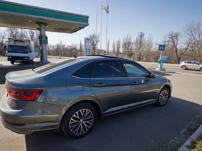 Volkswagen jetta 📆 год выпуска 2018 ⚙ : 1.4 л бензин смешанный расход 7 литров! 🕹 тип кпп: автомат 8 ступеней. автомобиль в г. донецке. цена 1 730 000 руб. торг пробег 134 000 км, полностью обслужен и не требует вложений! богатая комплектация: - бесключевой доступ - система старт-стоп - кожаный салон - кожаный руль - круиз контроль - панорамная крыша - система мониторинга «слепых зон» - климат контроль - подогрев сидений и зеркал - светодиодная оптика(ближний и дальний) - cветодиодные задние фонари - датчик света - мультируль - автоматически глушит и заводит машину в пробках и на светофорах - система предотвращения столкновения с функцией автоматического торможения - подушка безопасности водительская - подушка безопасности переднего пассажира - подушка безопасности пассажира с функцией деактивации - подушка безопасности боковая - подушки безопасности-шторки - крепления детского сиденья - антиблокировочная система (abs) - вспомогате 📞 звоните: +7(949)4283181 - фотография - 5