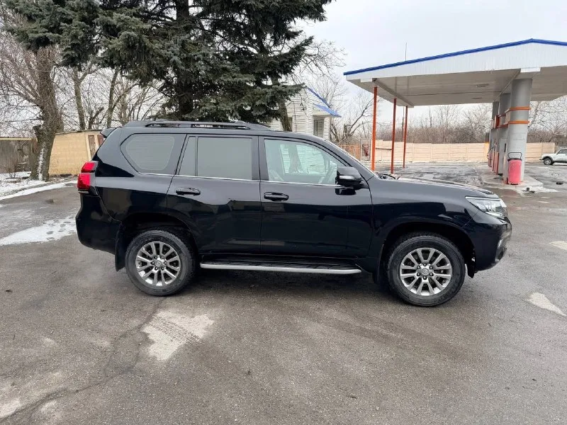 Продам toyota land cruiser prado 4.0 at 2018 г. пробег 114 000 км. зеленая автотека. машина в хорошем состоянии не бита не крашена. комплектация престиж. я второй хозяин. два комплекта резины летняя и зимняя. камеры 360, задний климат и подогревы, вентиляция сидений, подогрев руля и многое другое. цена 5 700 000 руб +7 (949) 467-81-63 📞 звоните: +7(949)4678163 - фотография - 4