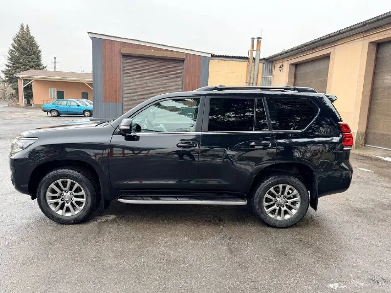 Продам toyota land cruiser prado 4.0 at 2018 г. пробег 114 000 км. зеленая автотека. машина в хорошем состоянии не бита не крашена. комплектация престиж. я второй хозяин. два комплекта резины летняя и зимняя. камеры 360, задний климат и подогревы, вентиляция сидений, подогрев руля и многое другое. цена 5 700 000 руб +7 (949) 467-81-63 📞 звоните: +7(949)4678163 - фотография - 5