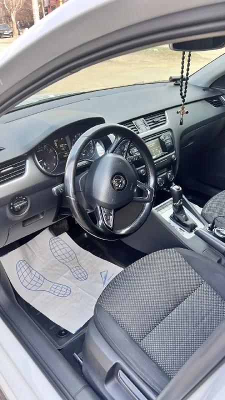 Шкода марка: octavia a7 год выпуска: 2016 пробег: 230.000 км ( родной ) автотека * 1.8 tsi 180 лс. 2 ключа 2 хозяина коробка двигатель обслужен ! хорошая комплектация, климат контроль, подогрев сидений в круг, датчик дождя. технически полностью обслуженная машина, без вложений! , коробка, ходовая все в отличном состоянии. абсолютно всё в автомобиле работает! каждая кнопочка нажимается, каждая лампочка светится! led optica вложений не требует абсолютно не каких звонить цена +79498046464 цена 1.320.000 торг 📞 звоните: +7(949)8046464 - фотография - 6