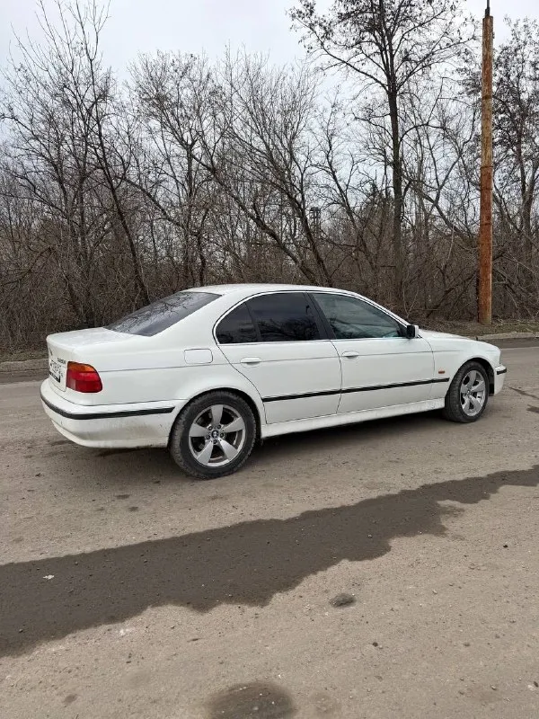 Продам bmw 5' e39 520i, на полном ходу, мотор работает отлично, не дымит не троит, масло не расходует, течей нет, все резинки и сальники заменены, течей нет, коробка переключает плавно, без хрустов, кулиса не раздолбана, по ходовке мягкая, очень много чего сделано по машине, по электрике работает все, каждая кнопка, даже круиз, и мультируль, кондиционер работает, электро регулировка зеркал, абс, и т. д, салон не прокурен, потолок перетянут в алькантару, сиденья черная кожа, установлен выхлоп, звучит хорошо, я хозяин, любое переоформление, все не описать словами, остальные вопросы по телефону г. луганск +79790311307 цена 570.000р 📞 звоните: +7(979)0311307 - фотография - 1