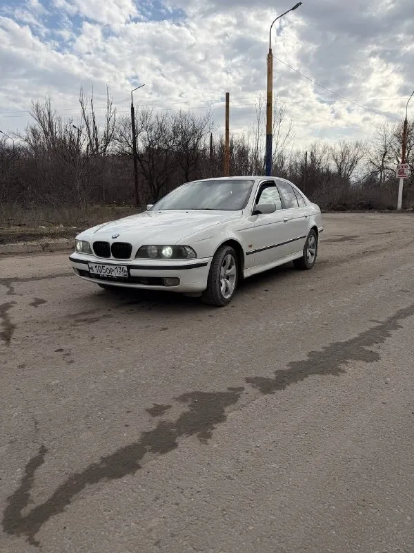 Продам bmw 5' e39 520i, на полном ходу, мотор работает отлично, не дымит не троит, масло не расходует, течей нет, все резинки и сальники заменены, течей нет, коробка переключает плавно, без хрустов, кулиса не раздолбана, по ходовке мягкая, очень много чего сделано по машине, по электрике работает все, каждая кнопка, даже круиз, и мультируль, кондиционер работает, электро регулировка зеркал, абс, и т. д, салон не прокурен, потолок перетянут в алькантару, сиденья черная кожа, установлен выхлоп, звучит хорошо, я хозяин, любое переоформление, все не описать словами, остальные вопросы по телефону г. луганск +79790311307 цена 570.000р 📞 звоните: +7(979)0311307 - фотография - 2