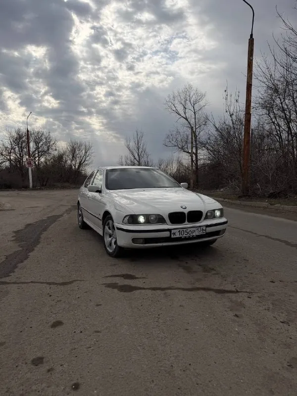 Продам bmw 5' e39 520i, на полном ходу, мотор работает отлично, не дымит не троит, масло не расходует, течей нет, все резинки и сальники заменены, течей нет, коробка переключает плавно, без хрустов, кулиса не раздолбана, по ходовке мягкая, очень много чего сделано по машине, по электрике работает все, каждая кнопка, даже круиз, и мультируль, кондиционер работает, электро регулировка зеркал, абс, и т. д, салон не прокурен, потолок перетянут в алькантару, сиденья черная кожа, установлен выхлоп, звучит хорошо, я хозяин, любое переоформление, все не описать словами, остальные вопросы по телефону г. луганск +79790311307 цена 570.000р 📞 звоните: +7(979)0311307 - фотография - 3