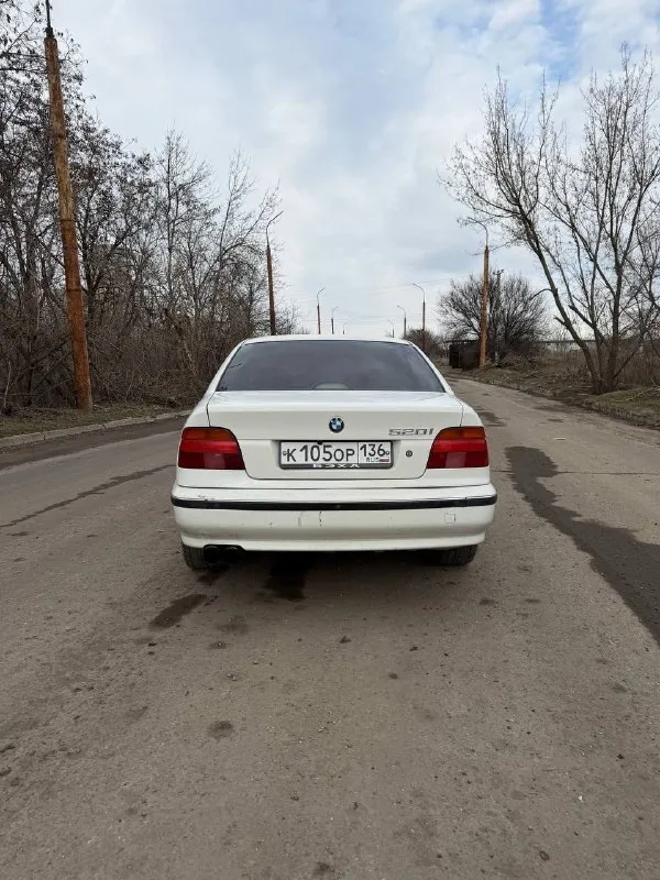 Продам bmw 5' e39 520i, на полном ходу, мотор работает отлично, не дымит не троит, масло не расходует, течей нет, все резинки и сальники заменены, течей нет, коробка переключает плавно, без хрустов, кулиса не раздолбана, по ходовке мягкая, очень много чего сделано по машине, по электрике работает все, каждая кнопка, даже круиз, и мультируль, кондиционер работает, электро регулировка зеркал, абс, и т. д, салон не прокурен, потолок перетянут в алькантару, сиденья черная кожа, установлен выхлоп, звучит хорошо, я хозяин, любое переоформление, все не описать словами, остальные вопросы по телефону г. луганск +79790311307 цена 570.000р 📞 звоните: +7(979)0311307 - фотография - 4