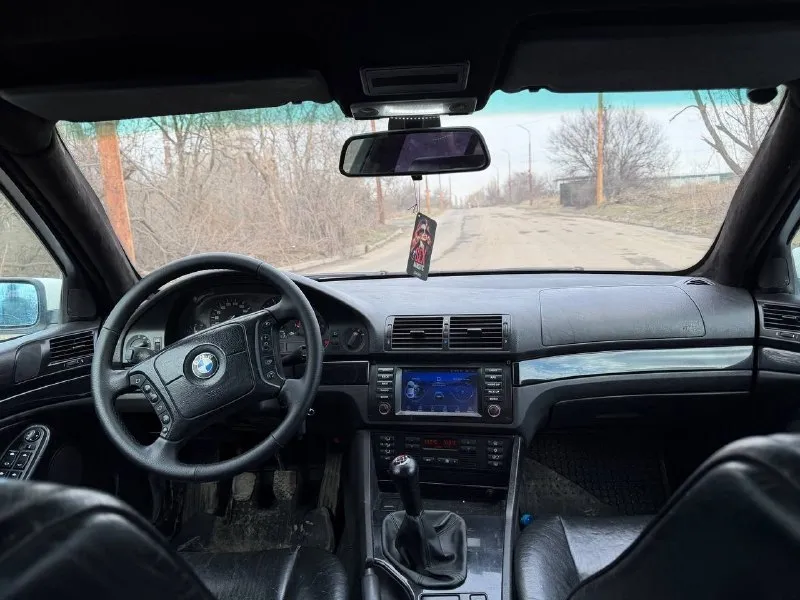 Продам bmw 5' e39 520i, на полном ходу, мотор работает отлично, не дымит не троит, масло не расходует, течей нет, все резинки и сальники заменены, течей нет, коробка переключает плавно, без хрустов, кулиса не раздолбана, по ходовке мягкая, очень много чего сделано по машине, по электрике работает все, каждая кнопка, даже круиз, и мультируль, кондиционер работает, электро регулировка зеркал, абс, и т. д, салон не прокурен, потолок перетянут в алькантару, сиденья черная кожа, установлен выхлоп, звучит хорошо, я хозяин, любое переоформление, все не описать словами, остальные вопросы по телефону г. луганск +79790311307 цена 570.000р 📞 звоните: +7(979)0311307 - фотография - 6