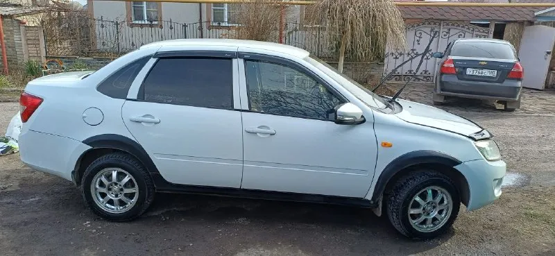 Продам семейное авто лада гранта2012гв, с оригинальным пробегом 175000,на хорошем ходу, вся обслужена, цена 500000,торг присутствует, тел:+79493164567 - фотография - 3