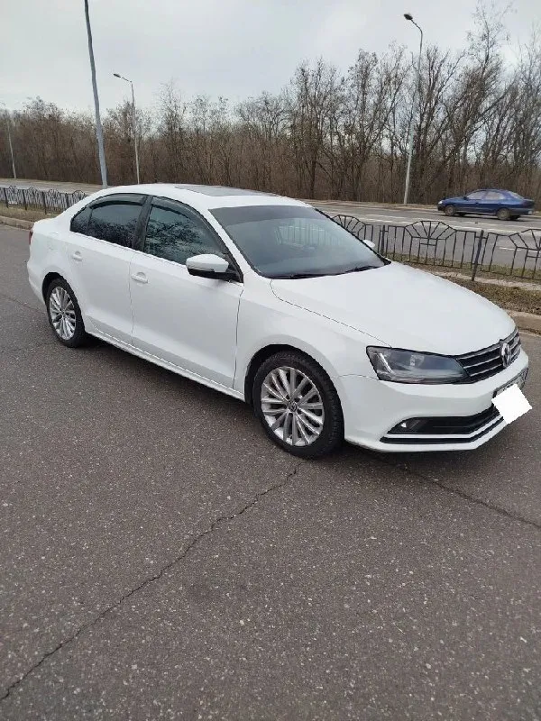 Продаю volkswagen jetta (sel). ​надежный, динамичный и очень комфортный автомобиль 2016 года выпуска. 1 владелец. ​двигатель: 1.8 л ​трансмиссия: автомат (классическая ​пробег: 148 000 км ​цвет: белый ​ комплектация: ​бесключевой доступ и запуск двигателя с кнопки (система start/stop), ​люк, ​круиз-контроль, кондиционер, датчик дождя и света. автомобиль юридически чист, стс и птс на руках. vin : 3vwl17aj6gm309907 цена: 1 500 000 📞 +7(949)3214890 📲 tg: о т 📞 звоните: +7(949)3214890 - фотография - 1
