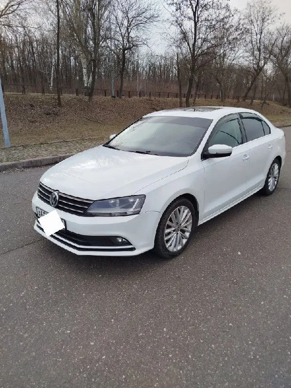 Продаю volkswagen jetta (sel). ​надежный, динамичный и очень комфортный автомобиль 2016 года выпуска. 1 владелец. ​двигатель: 1.8 л ​трансмиссия: автомат (классическая ​пробег: 148 000 км ​цвет: белый ​ комплектация: ​бесключевой доступ и запуск двигателя с кнопки (система start/stop), ​люк, ​круиз-контроль, кондиционер, датчик дождя и света. автомобиль юридически чист, стс и птс на руках. vin : 3vwl17aj6gm309907 цена: 1 500 000 📞 +7(949)3214890 📲 tg: о т 📞 звоните: +7(949)3214890 - фотография - 2