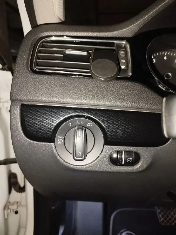 Продаю volkswagen jetta (sel). ​надежный, динамичный и очень комфортный автомобиль 2016 года выпуска. 1 владелец. ​двигатель: 1.8 л ​трансмиссия: автомат (классическая ​пробег: 148 000 км ​цвет: белый ​ комплектация: ​бесключевой доступ и запуск двигателя с кнопки (система start/stop), ​люк, ​круиз-контроль, кондиционер, датчик дождя и света. автомобиль юридически чист, стс и птс на руках. vin : 3vwl17aj6gm309907 цена: 1 500 000 📞 +7(949)3214890 📲 tg: о т 📞 звоните: +7(949)3214890 - фотография - 5