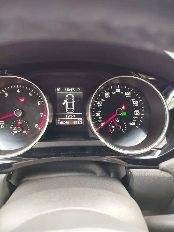 Продаю volkswagen jetta (sel). ​надежный, динамичный и очень комфортный автомобиль 2016 года выпуска. 1 владелец. ​двигатель: 1.8 л ​трансмиссия: автомат (классическая ​пробег: 148 000 км ​цвет: белый ​ комплектация: ​бесключевой доступ и запуск двигателя с кнопки (система start/stop), ​люк, ​круиз-контроль, кондиционер, датчик дождя и света. автомобиль юридически чист, стс и птс на руках. vin : 3vwl17aj6gm309907 цена: 1 500 000 📞 +7(949)3214890 📲 tg: о т 📞 звоните: +7(949)3214890 - фотография - 8