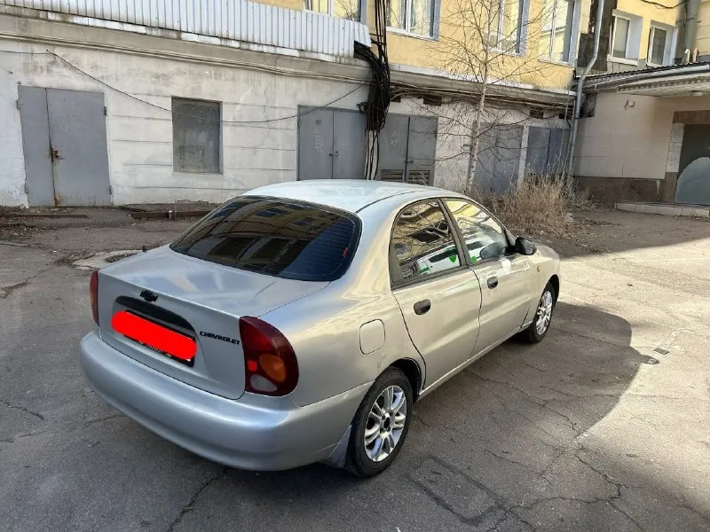 Продам шевроле ланос 2007 года. техосмотр пройден, полное переоформление сразу. автомобиль в идеальном техническом состоянии, вложений не требует, сел и поехал. обслуживаю всегда вовремя. кондиционер заправлен и работает. двигатель 1.5 опель, коробка механика. 2 электростеклоподъемника, кондиционер, гур, хорошие диски. . цена 330000 рублей. территориально енакиево (бываю в донецке). +79497034128 - фотография - 5