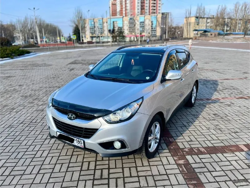 Продам hyundai ix35 sls в отличнейшем состоянии! год выпуска: 2011 пробег: 204 000 км (родной пробег ) двигатель: 2.0 бензин коробка передач: автомат привод: полный учет: местный все стекла родные ! автомобиль полностью обслужен, включая шлицы полного привода и панорамную крышу. двигатель в идеальном состоянии, без задиров. максимальная комплектация. особенности и оборудование: • панорамная крыша • бесключевой доступ и запуск двигателя с кнопки start-stop • родной кожаный салон • аудиосистема hannibal sounds (6 колонок, сабвуфер в штатном месте) • камера заднего вида full hd и парктроники • gps-навигация • hands-free bluetooth с управлением на руле • круиз-контроль и система спуска с горы • блокировка дифференциала • датчики света и дождя • обогрев сидений (4 зоны) • двухзонный климат-контроль • gsm-сигнализация с автозапуском • два комплекта резины автомобиль готов к осмотру в донецке. прилег техосмотр ! цена: 1 300 000 📲 tg: sss$ 📞 звоните: +7(949)5905326 - фотография - 1