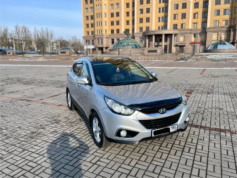 Продам hyundai ix35 sls в отличнейшем состоянии! год выпуска: 2011 пробег: 204 000 км (родной пробег ) двигатель: 2.0 бензин коробка передач: автомат привод: полный учет: местный все стекла родные ! автомобиль полностью обслужен, включая шлицы полного привода и панорамную крышу. двигатель в идеальном состоянии, без задиров. максимальная комплектация. особенности и оборудование: • панорамная крыша • бесключевой доступ и запуск двигателя с кнопки start-stop • родной кожаный салон • аудиосистема hannibal sounds (6 колонок, сабвуфер в штатном месте) • камера заднего вида full hd и парктроники • gps-навигация • hands-free bluetooth с управлением на руле • круиз-контроль и система спуска с горы • блокировка дифференциала • датчики света и дождя • обогрев сидений (4 зоны) • двухзонный климат-контроль • gsm-сигнализация с автозапуском • два комплекта резины автомобиль готов к осмотру в донецке. прилег техосмотр ! цена: 1 300 000 📲 tg: sss$ 📞 звоните: +7(949)5905326 - фотография - 3