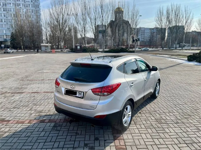 Продам hyundai ix35 sls в отличнейшем состоянии! год выпуска: 2011 пробег: 204 000 км (родной пробег ) двигатель: 2.0 бензин коробка передач: автомат привод: полный учет: местный все стекла родные ! автомобиль полностью обслужен, включая шлицы полного привода и панорамную крышу. двигатель в идеальном состоянии, без задиров. максимальная комплектация. особенности и оборудование: • панорамная крыша • бесключевой доступ и запуск двигателя с кнопки start-stop • родной кожаный салон • аудиосистема hannibal sounds (6 колонок, сабвуфер в штатном месте) • камера заднего вида full hd и парктроники • gps-навигация • hands-free bluetooth с управлением на руле • круиз-контроль и система спуска с горы • блокировка дифференциала • датчики света и дождя • обогрев сидений (4 зоны) • двухзонный климат-контроль • gsm-сигнализация с автозапуском • два комплекта резины автомобиль готов к осмотру в донецке. прилег техосмотр ! цена: 1 300 000 📲 tg: sss$ 📞 звоните: +7(949)5905326 - фотография - 4